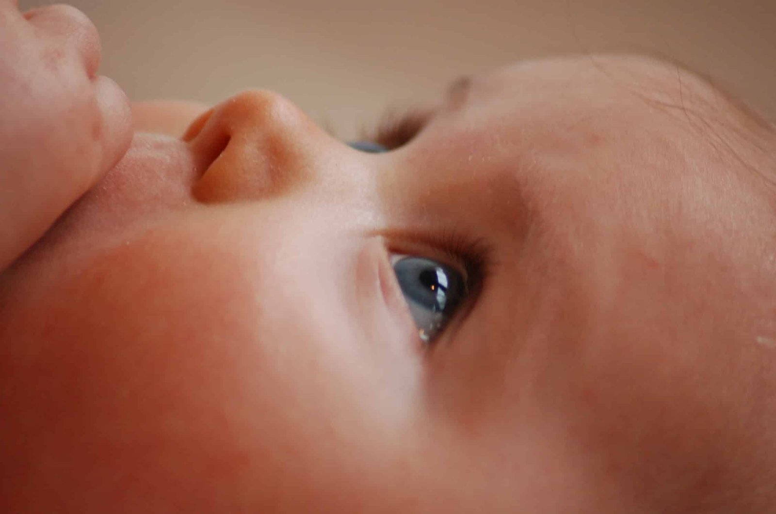 Baby wakker maken voor voeding