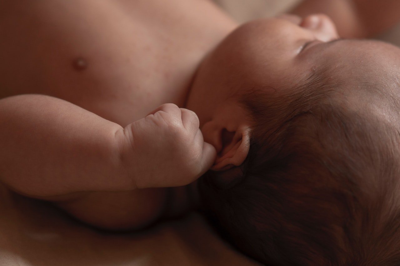 Baby hoest tijdens slapen